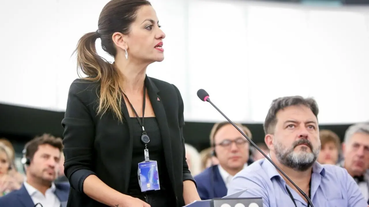 Archivo - Imagen de recurso de la eurodiputada y portavoz de IU Sira Rego, junto al tambi&eacute;n europarlamentario Manu Pineda.