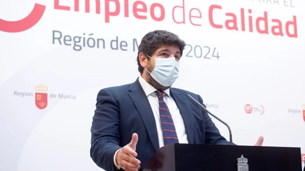 Archivo - El presidente Fernando L&oacute;pez Miras firma la Estrategia de Reactivaci&oacute;n para el Empleo de Calidad de la Regi&oacute;n de Murcia 2021-2024 junto a la patronal CROEM y los sindicatos UGT y CCOO