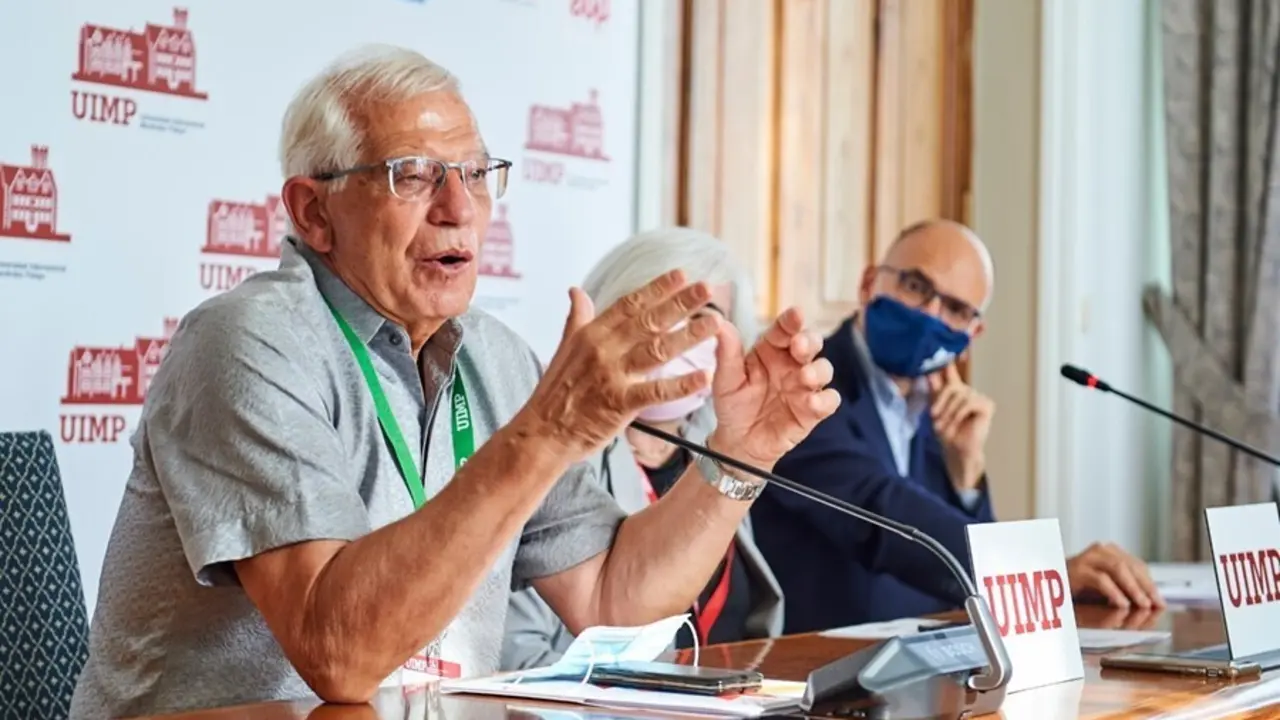 El Alto Representante de la Uni&oacute;n para Asuntos Exteriores y Pol&iacute;tica de Seguridad, Josep Borrell; la vicesecretaria general de la UIMP, Carmen Losa, y el exprimer ministro italiano Enrico Letta