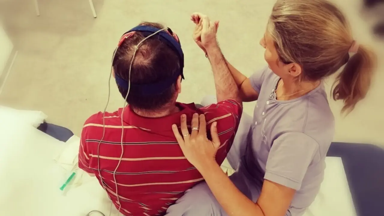 La estimulaci&oacute;n transcraneal por corriente directa combinada con realidad virtual mejora la rehabilitaci&oacute;n del miembro superior en ictus cr&oacute;nico
