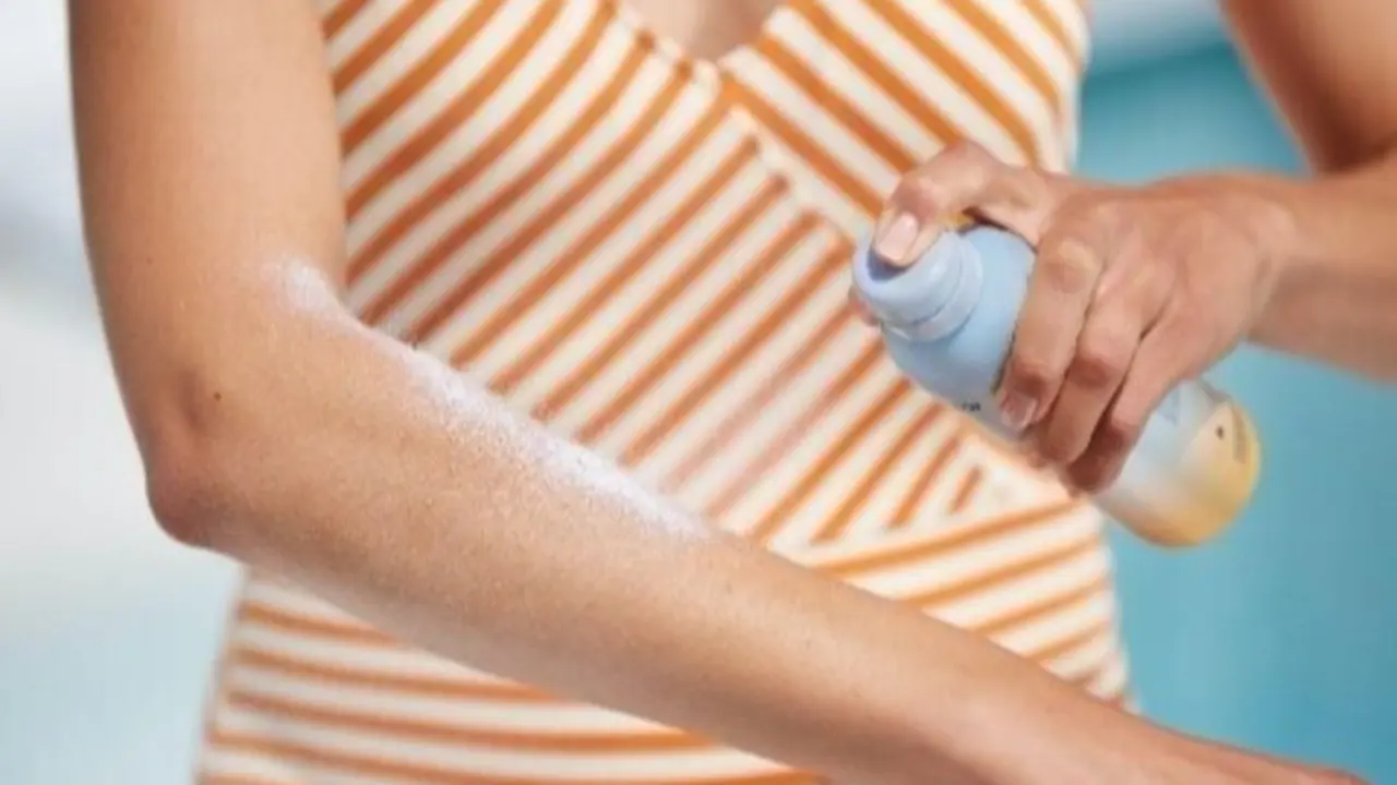 Mujer usando protecci&oacute;n solar.