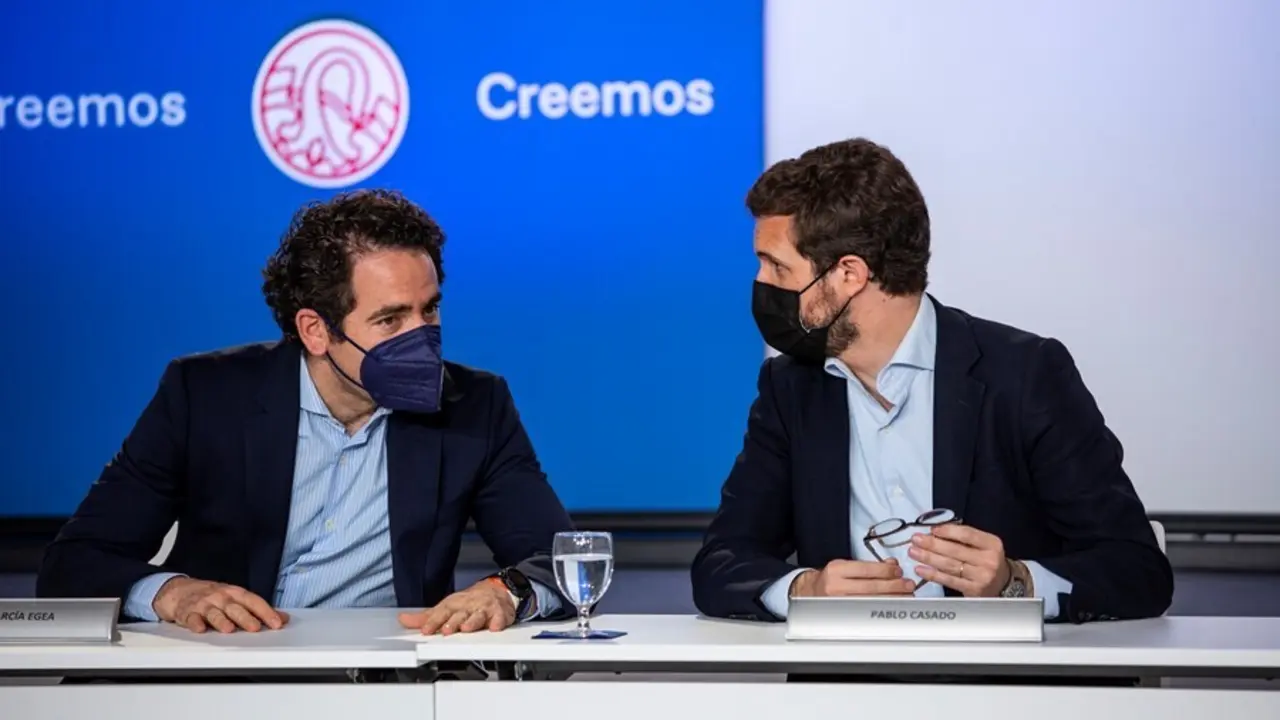 El secretario general del PP, Teodoro Garc&iacute;a Egea, y el presidente del PP, Pablo Casado, antes de comenzar la reuni&oacute;n del Comit&eacute; de Direcci&oacute;n del PP, en el Real Colegio M&ordf; Cristina, a 8 de julio de 2021, en San Lorenzo de El Escorial (Madrid). 