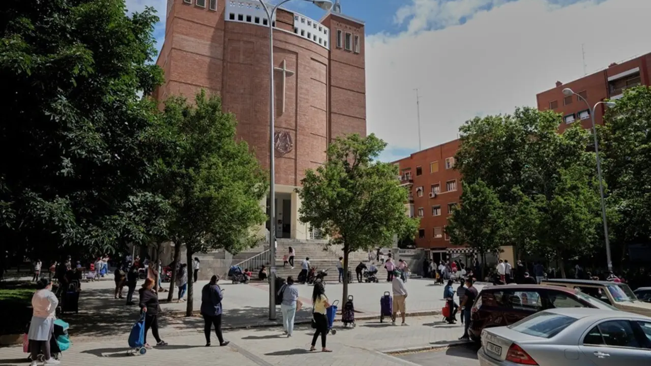 Archivo - Decenas de mujeres esperan en las inmediaciones de la Parroquia Santa Mar&iacute;a Micaela y San Enrique para recibir alimentos de la Fundaci&oacute;n Madrina.