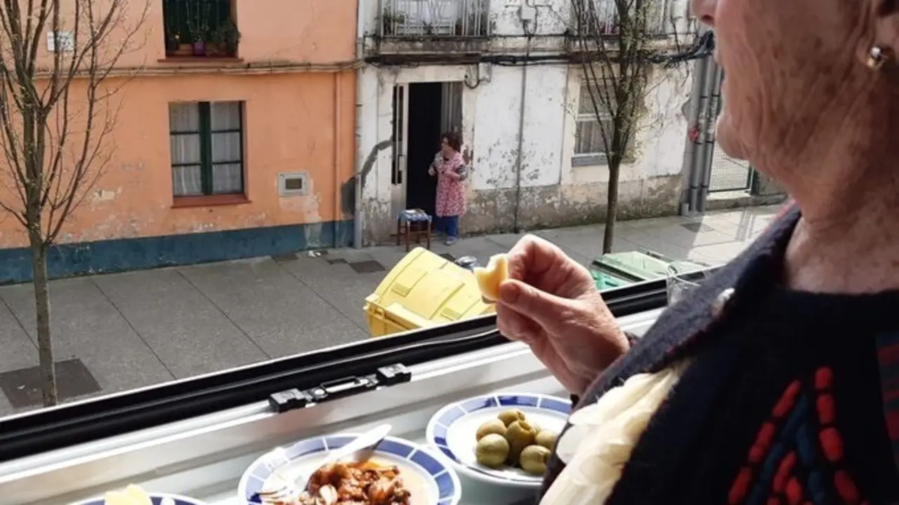 Archivo - Un grupo de abuelas queda a tomar el aperitivo durante la cuarentena desde sus balcones