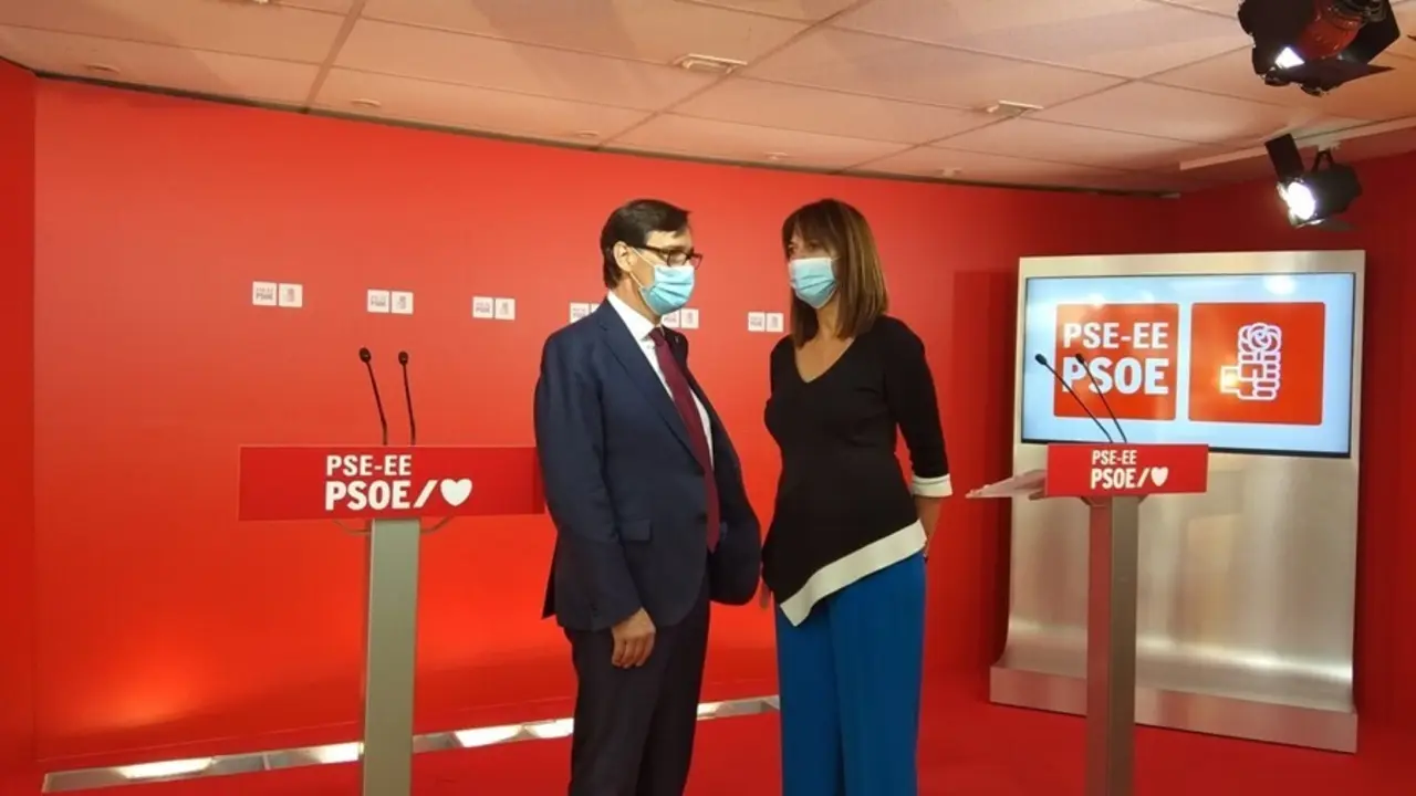 El presidente del Grupo Socialista en el Parlament, Salvador Illa, y la secretaria general del PSE-EE, Idoia Mendia.