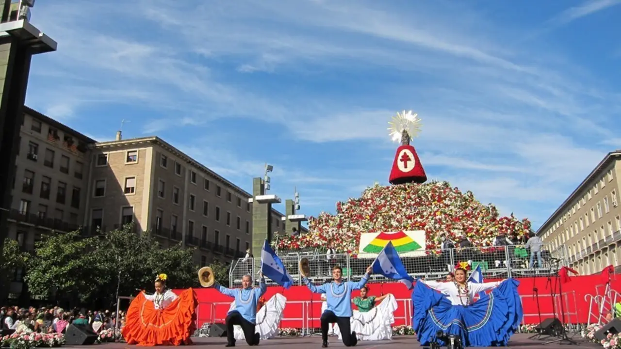 Archivo -                           Ofrenda De Flores A La Virgen Del Pilar De Zaragoza