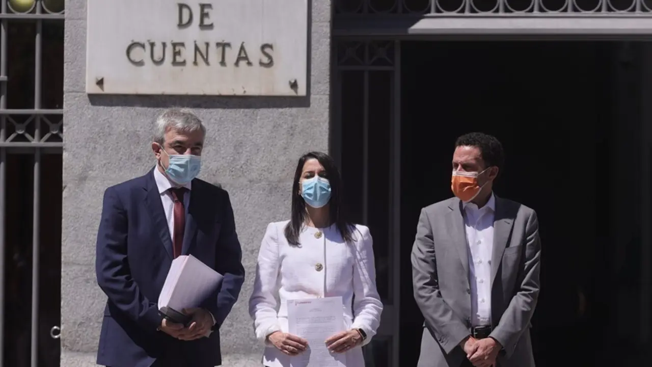 Archivo - La presidenta de Ciudadanos, In&eacute;s Arrimadas, junto al vicesecretario general de partido Edmundo Bal y el l&iacute;der de Cs en el Parlamento Europeo, Luis Garicano, ante el Tribunal de Cuentas.
