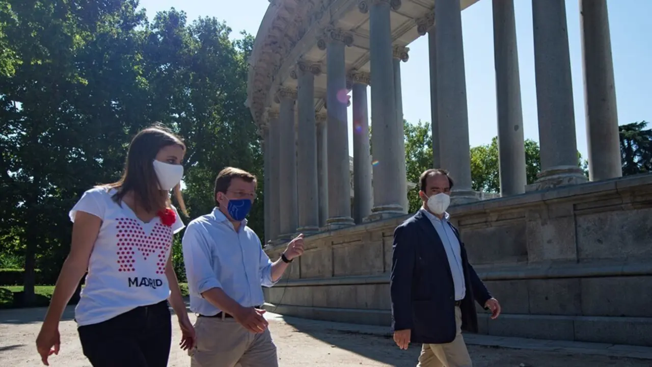 La delegada de Cultura, Andrea Levy; el alcalde de Madrid, Jos&eacute; Luis Mart&iacute;nez-Almeida; y el delegado de Medio Ambiente y Movilidad, Borja Carabante, a su llegada al Retiro un d&iacute;a despu&eacute;s de que la UNESCO lo haya declarado Patrimonio Mundial