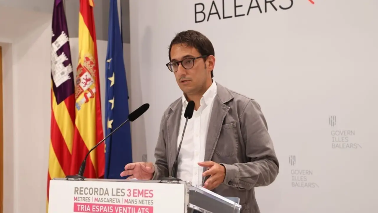 Archivo - El portavoz del Govern, Iago Negueruela, durante una rueda de prensa.