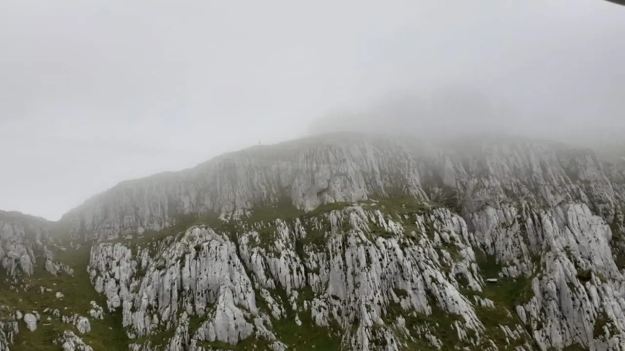 Rescatados en helic&oacute;ptero dos senderistas perdidos por la niebla en Arredondo