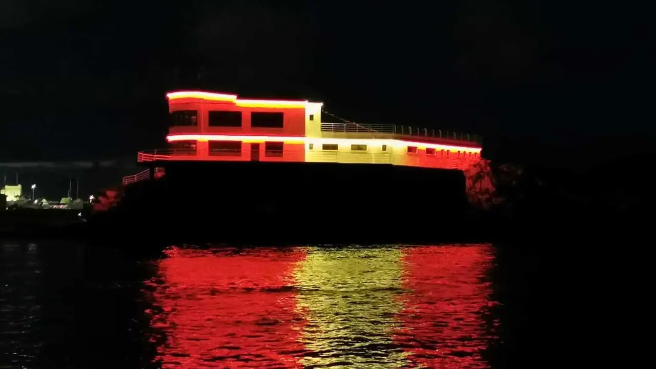 Vista de la Isla de Torre iluminada en la bah&iacute;a de Santander. / ALERTA