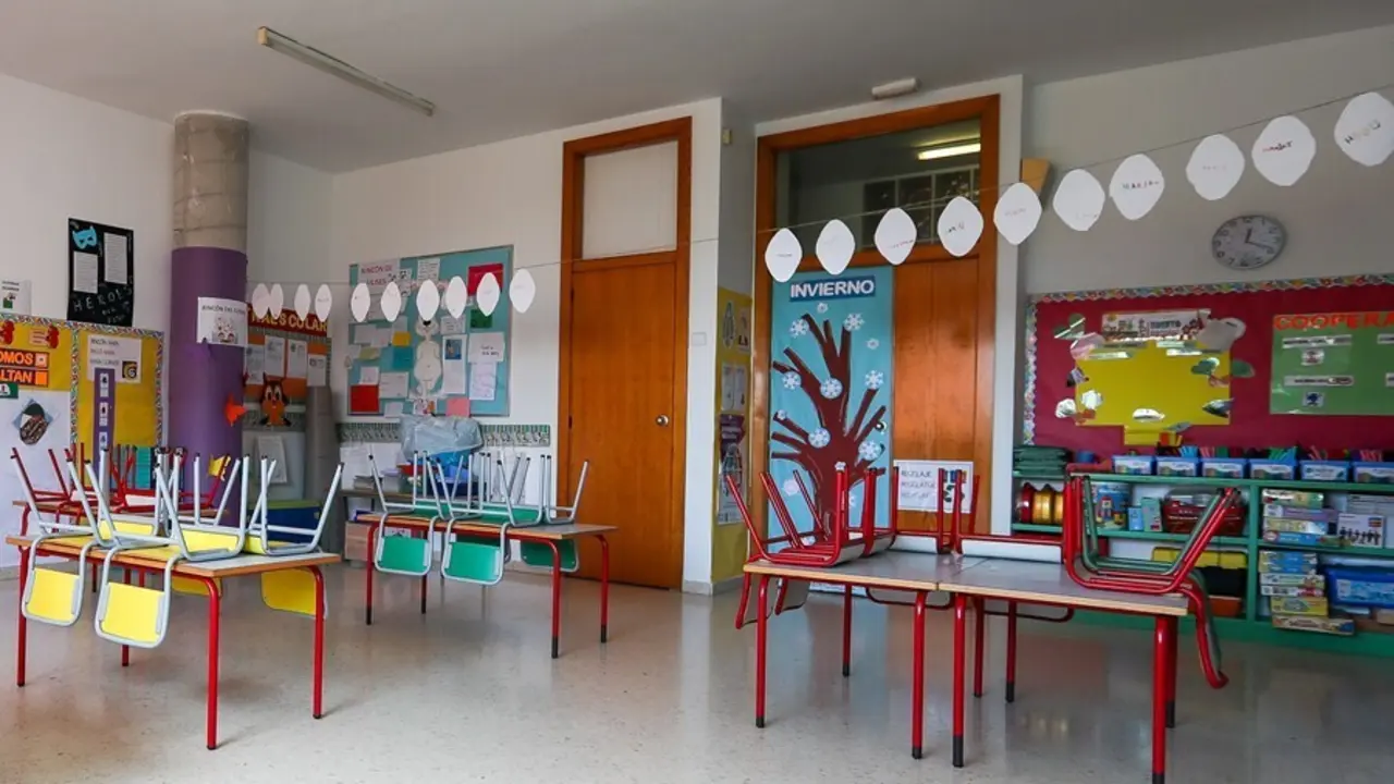 Archivo - Mesas y sillas recogidas en un aula del Centro de Educaci&oacute;n Infantil La Gacela, en Valencia