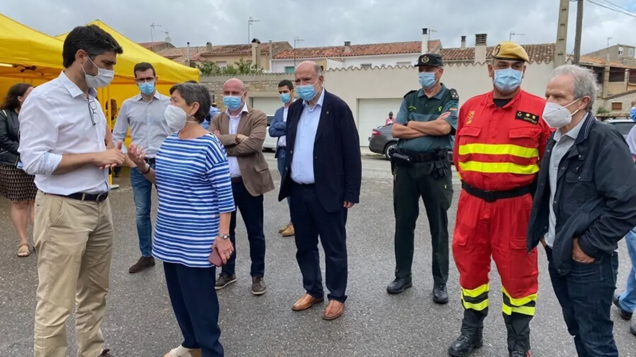 La delegada del Gobierno en Catalunya, Teresa Cunillera, con el vicepresidente del Govern, Jordi Puigner&oacute;, en el centro de mando del incendio de Santa Maria de Queralt (Tarragona).