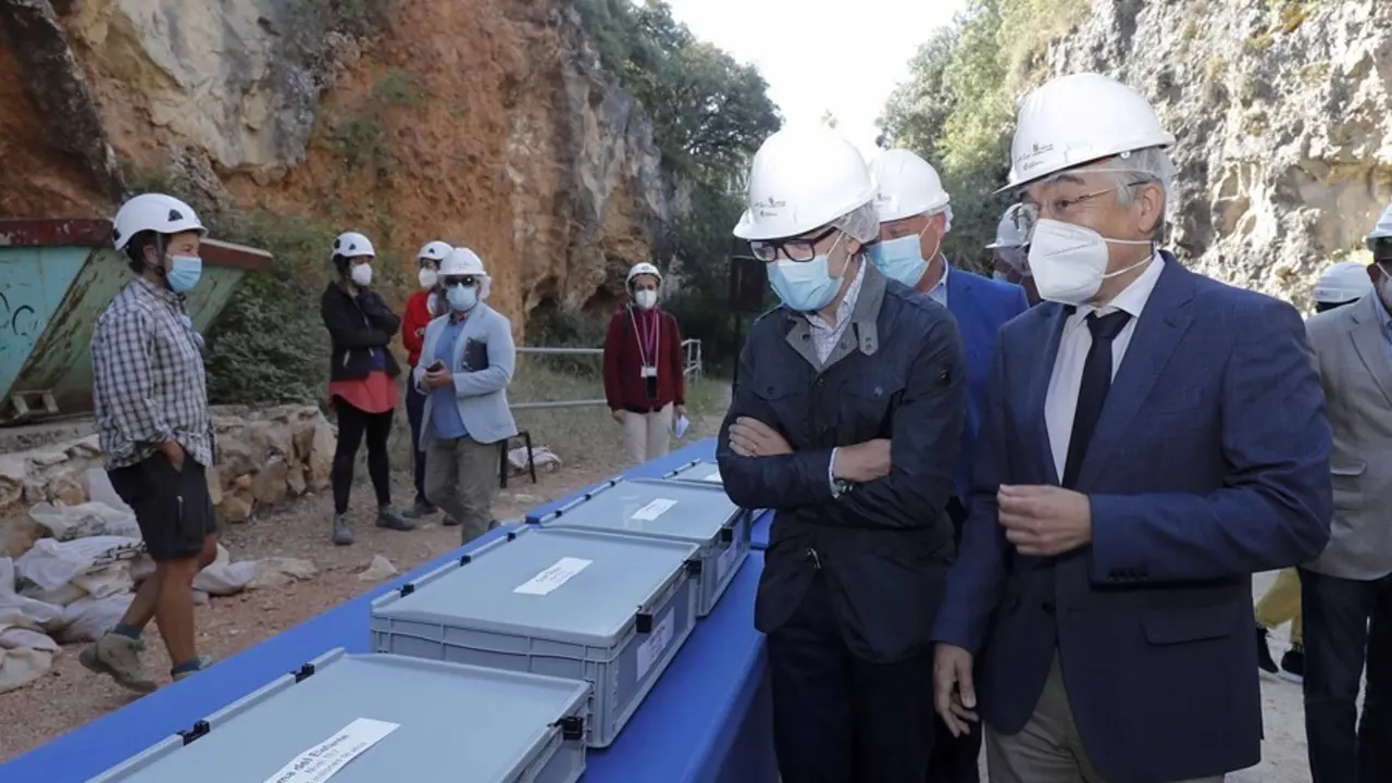 Elconsejero de Cultura en los yacimientos de Atapuerca.