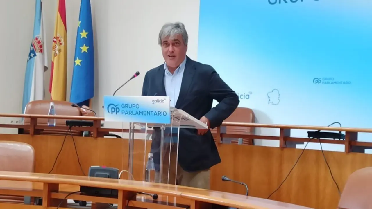 Archivo - El portavoz parlamentario del PPdeG, Pedro Puy, en la rueda de prensa