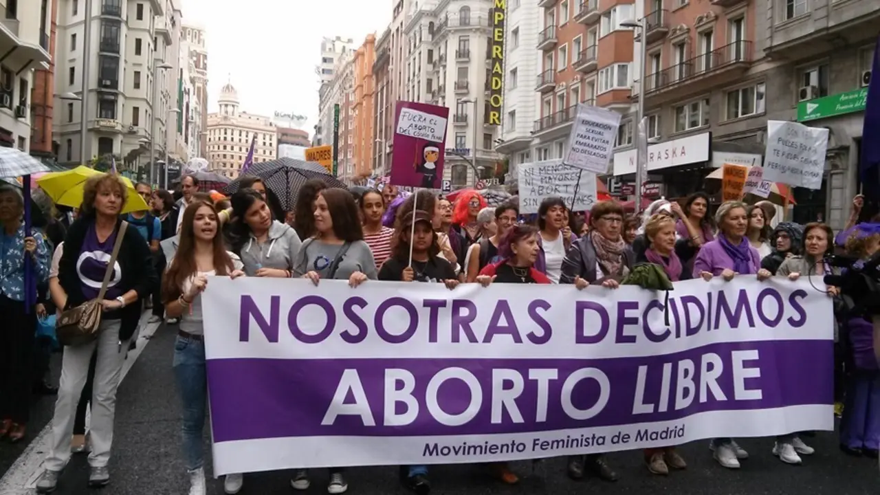 Archivo - Manifestantes en una movilizaci&oacute;n por el aborto libre en Madrid