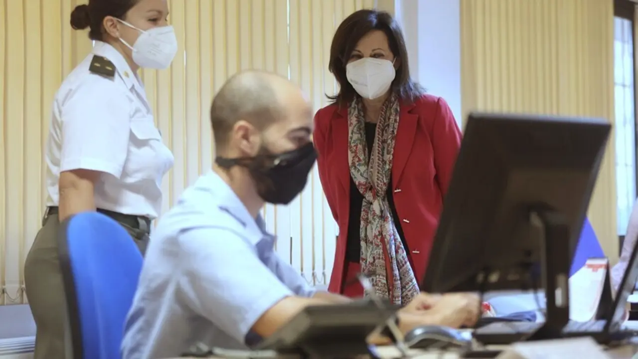 La ministra de Defensa, Margarita Robles, durante su visita a la Secci&oacute;n de Vigilancia Epidemiol&oacute;gica de la Base A&eacute;rea de Torrej&oacute;n