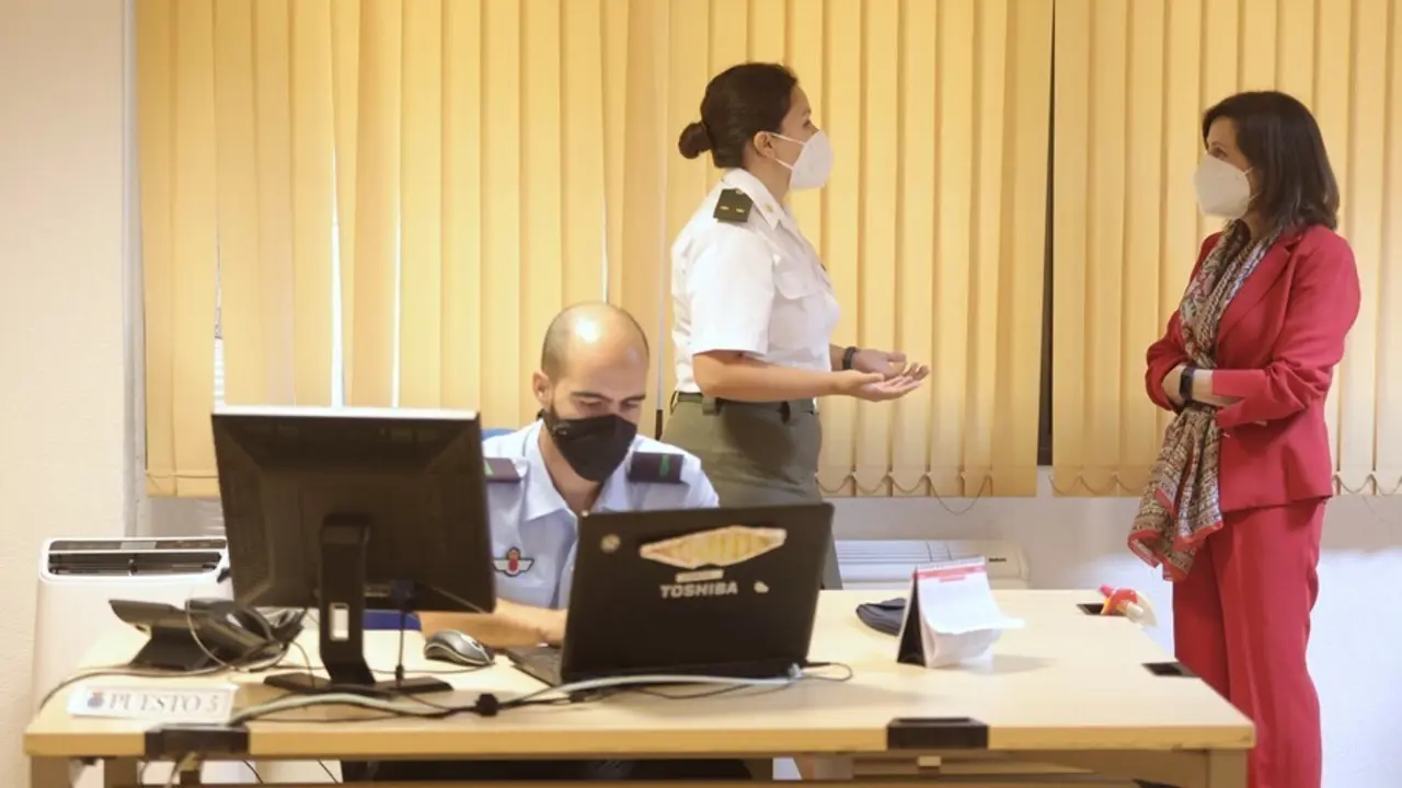 La teniente y psic&oacute;loga del equipo de rastreo de la Secci&oacute;n de Vigilancia Epidemiol&oacute;gica de la Base A&eacute;rea de Torrej&oacute;n, Mar&iacute;a Quevedo, conversa con la ministra de Defensa, Margarita Robles