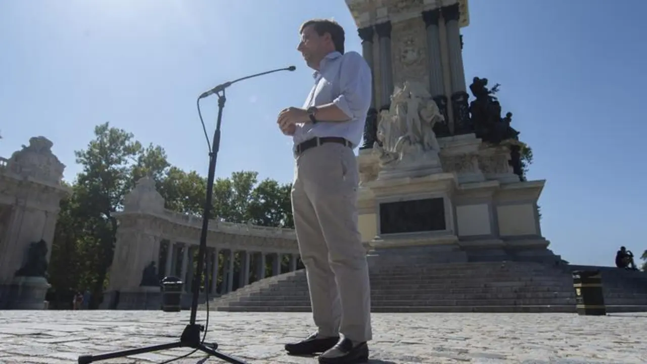 El alcalde de Madrid, Jos&eacute; Luis Mart&iacute;nez-Almeida, interviene en una rueda de prensa convocada en los jardines de El Buen Retiro un d&iacute;a despu&eacute;s de que la UNESCO lo haya declarado Patrimonio Mundial  