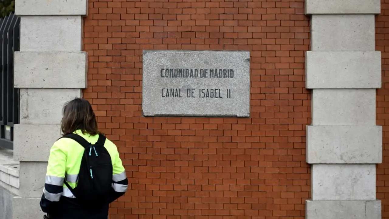 Archivo - Una persona pasa por una se&ntilde;al del Canal de Isabel II, en Madrid (Espa&ntilde;a), a 15 de febrero de 2021. La Comunidad de Madrid, a trav&eacute;s de Canal de Isabel II, har&aacute; p&uacute;blicos semanalmente los datos de presencia de coronavirus en las aguas residuales 
