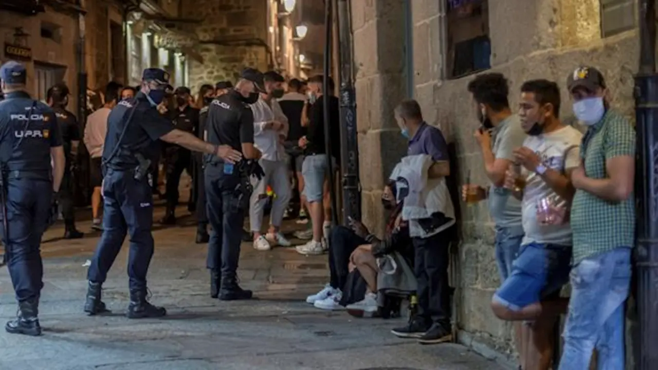 Varios polic&iacute;as durante la patrulla. / EFE