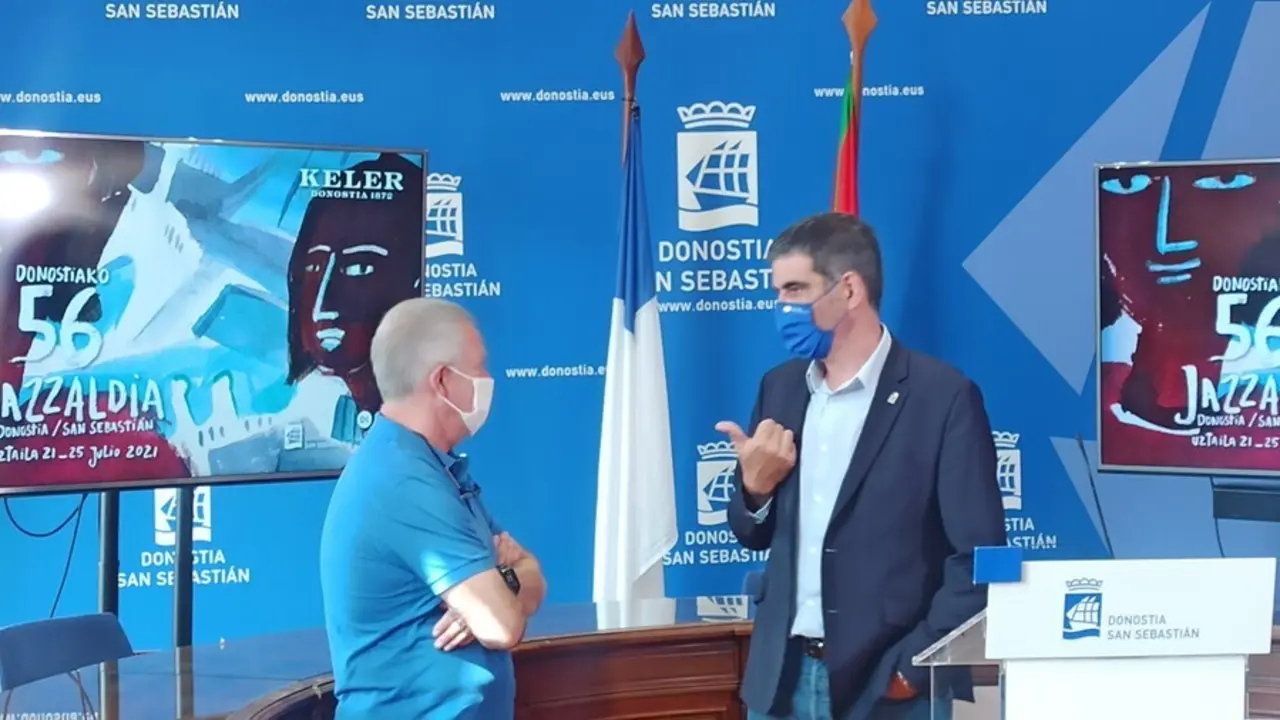 Miguel Mart&iacute;n y Eneko Goia conversan antes de la rueda de balance del 56 Jazzaldia.