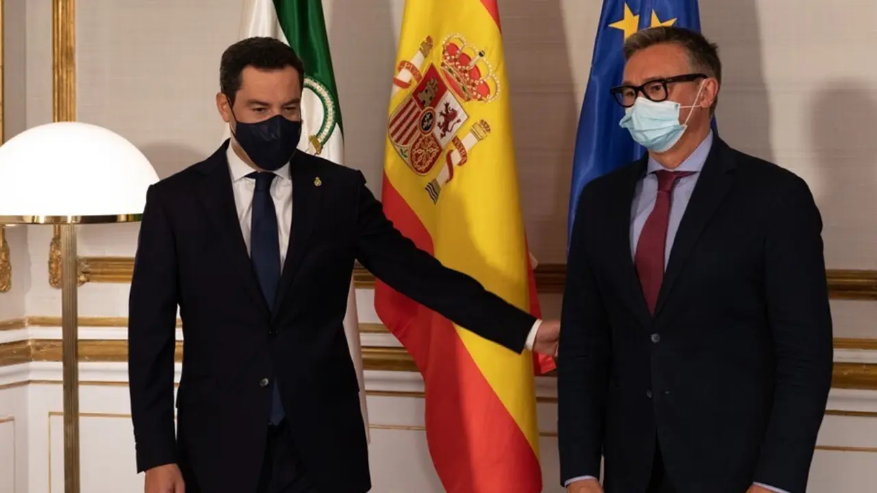 Archivo - El presidente de la Junta, Juanma Moreno (i), durante la reuni&oacute;n que mantuvo con el portavoz del grupo parlamentario de Vox , Manuel Gavira (d) el 15 de junio de 2021