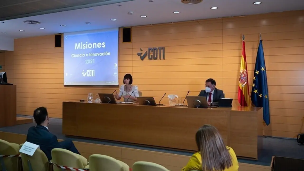 La ministra de Ciencia e Innovaci&oacute;n, Diana Morant, junto al director del CDTI, Javier Ponce, en la presentaci&oacute;n este lunes de la convocatoria de 2021 del Programa Misiones Ciencia e Innovaci&oacute;n que gestiona el CDTI