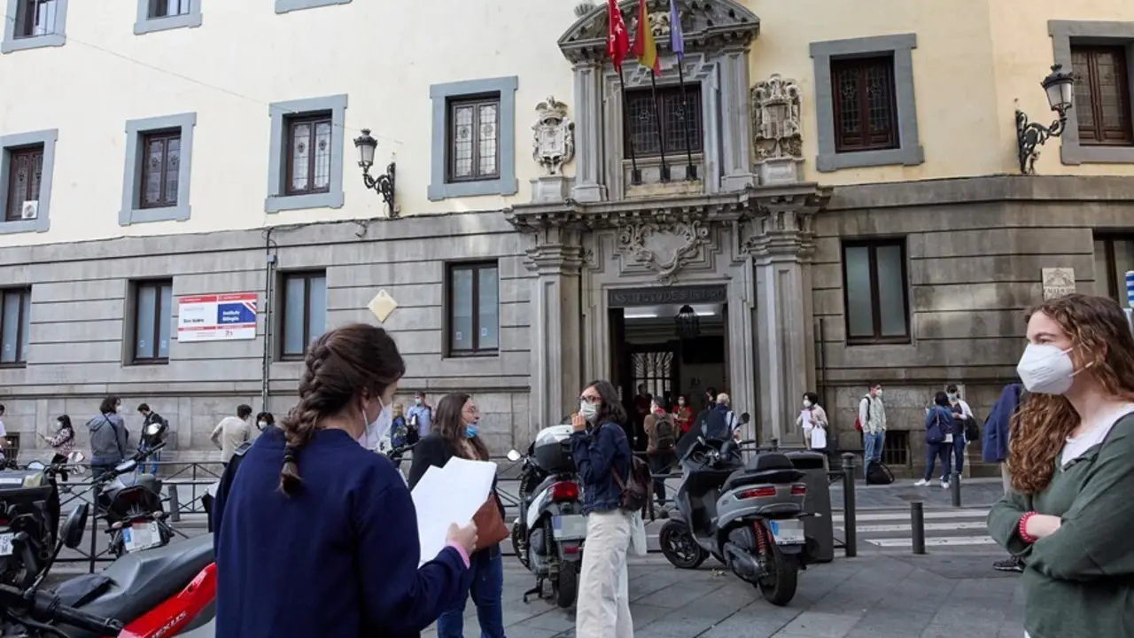 Archivo - Una chica repasa los apuntes, en las puertas del Instituto San Isidro, donde se va a realizar el examen de oposici&oacute;n de Educaci&oacute;n Secundaria, Formaci&oacute;n Profesional o Ense&ntilde;anzas Art&iacute;sticas.