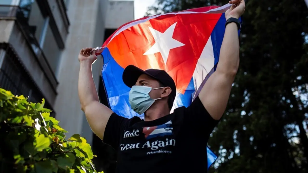 Un hombre con una bandera de Cuba durante las protestas contra el Gobierno.