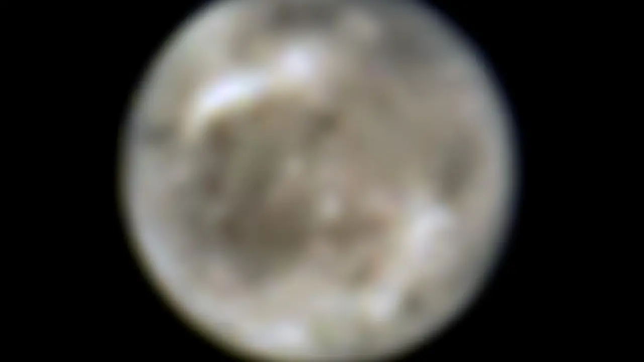 Esta imagen presenta la luna de J&uacute;piter, Gan&iacute;medes, vista por el Telescopio Espacial Hubble de la NASA en 1996.