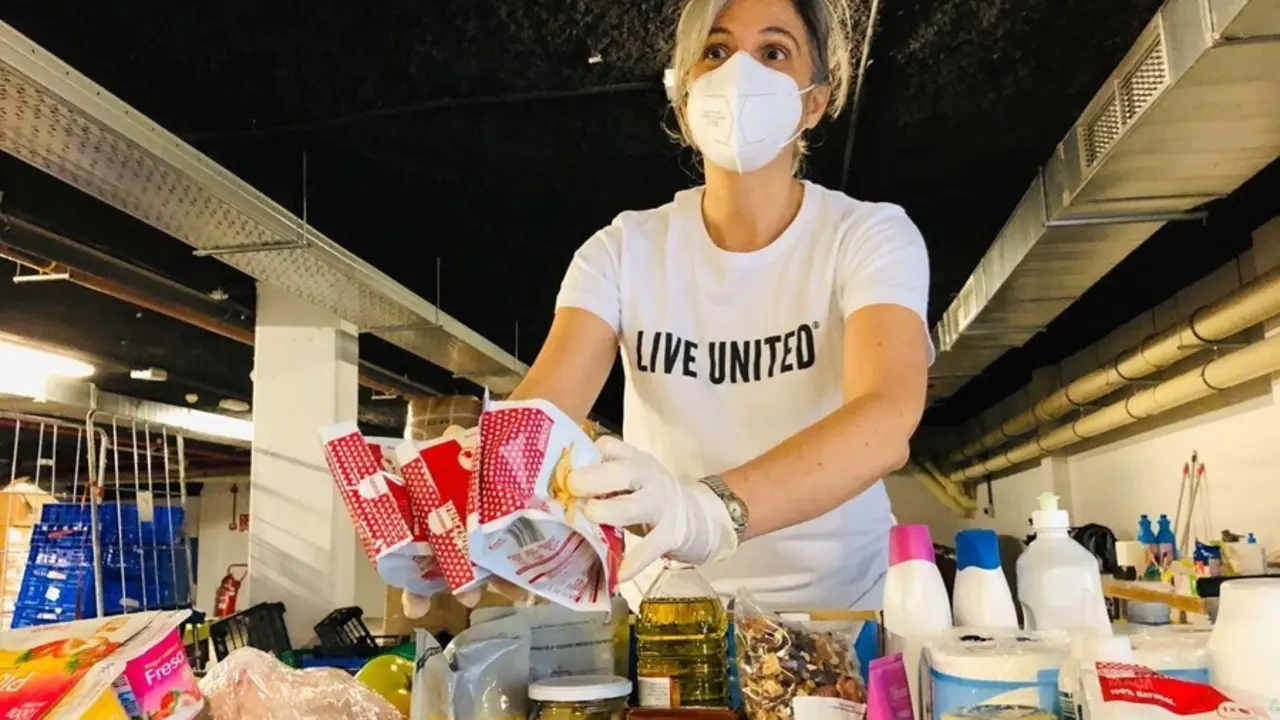 Archivo - Imagen de archivo de una voluntaria