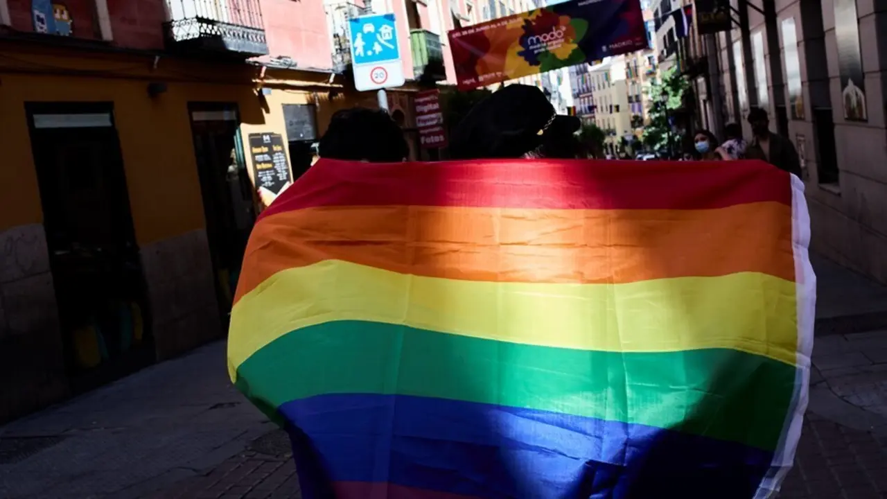 Bandera LGTBI en el barrio de Chueca durante la celebraci&oacute;n del D&iacute;a Internacional del Orgullo LGTBI.