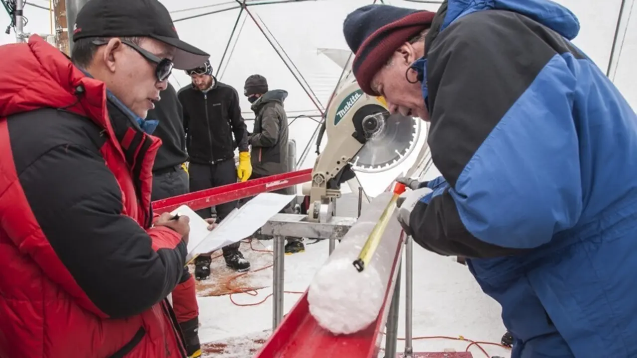 Yao Tandong, izquierda, y Lonnie Thompson, derecha, procesan un n&uacute;cleo de hielo extra&iacute;do del casquete glaciar Guliya en la meseta tibetana en 2015. El hielo conten&iacute;a virus de casi 15.000 a&ntilde;os de antig&uuml;edad, seg&uacute;n un nuevo estudio.
