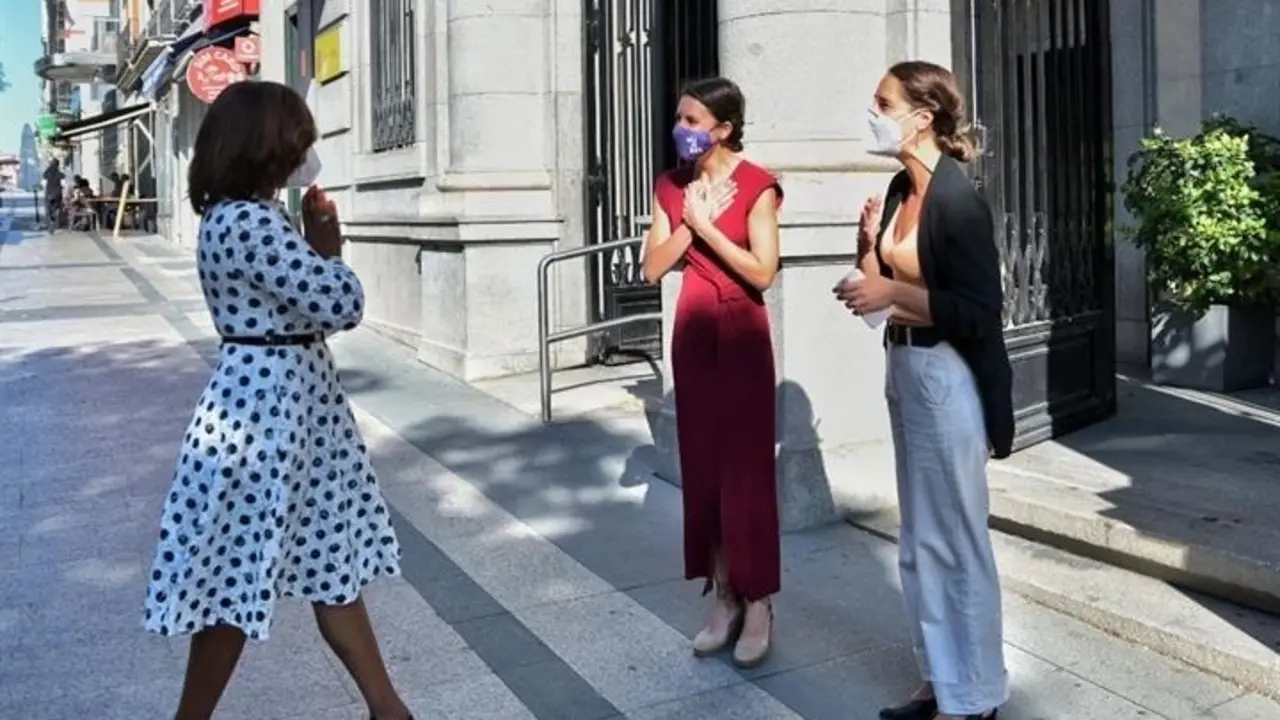 La ministra de Igualdad Irene Montero recibe a su hom&oacute;loga francesa