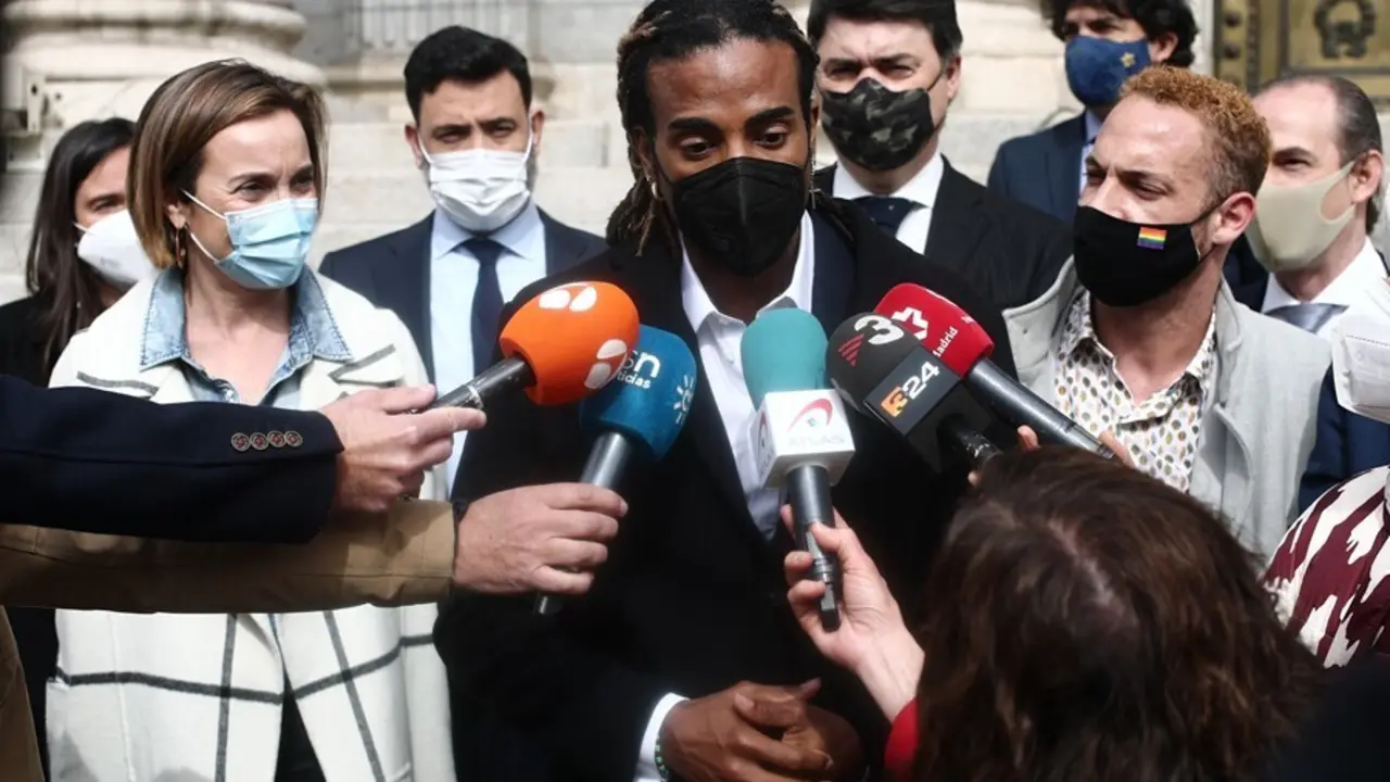 Archivo - El artista, Yotuel Romero, responde a los medios en las inmediaciones del Congreso de los Diputados, en Madrid, (Espa&ntilde;a), a 25 de febrero de 2021.