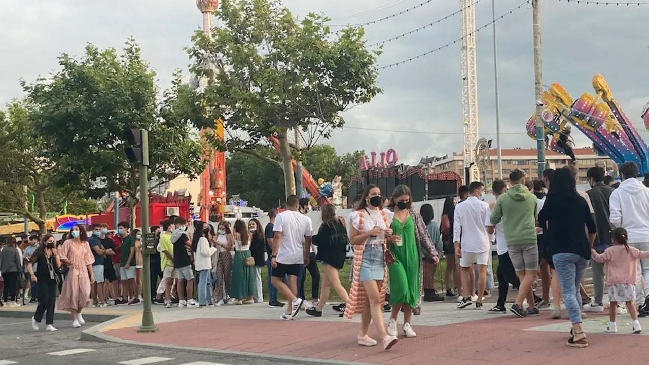 Largas colas se formaban ayer a la entrada del recinto ferial de Santander para disfrutar de las atracciones. / HARDY
