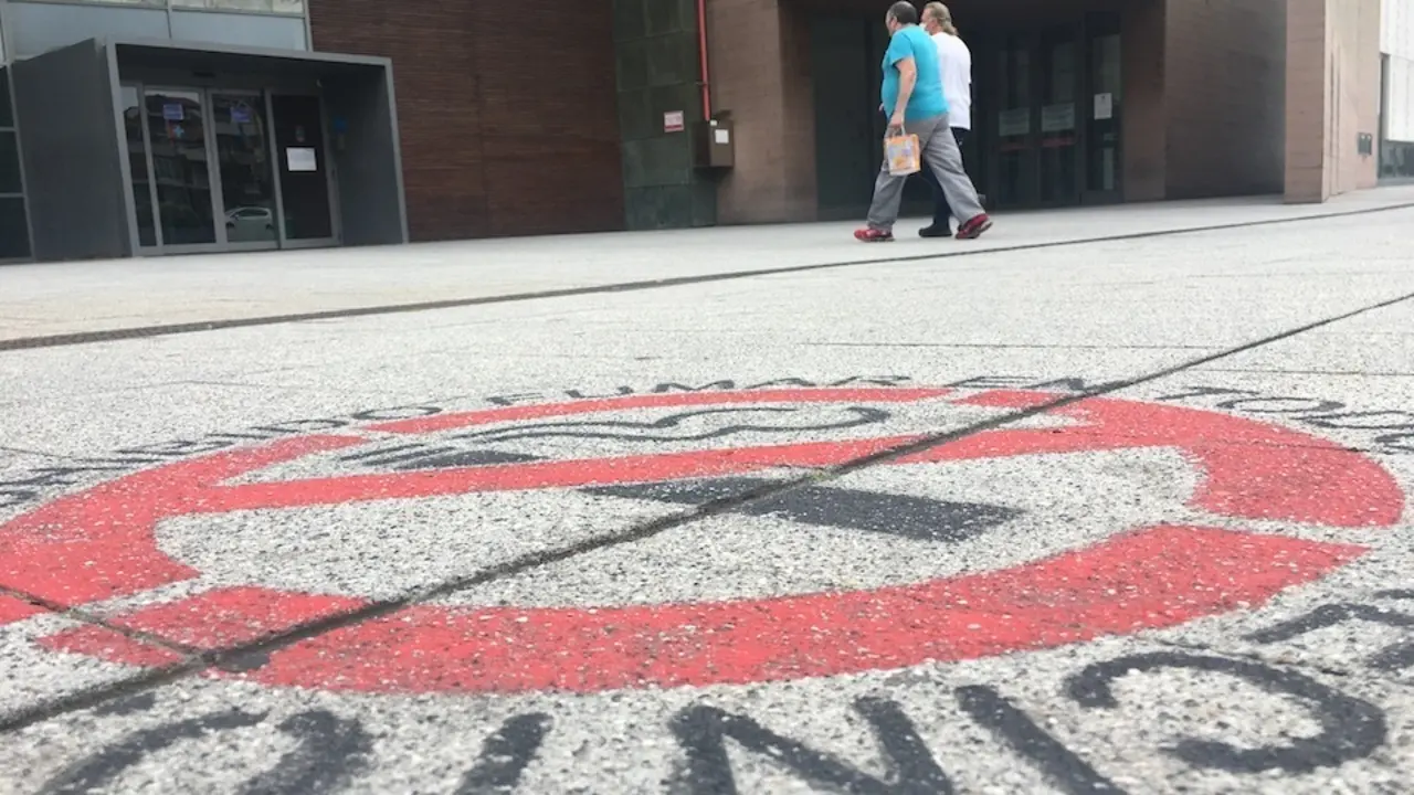 Dos personas se disponen a entrar al Hospital Marqu&eacute;s de Valdecilla. / S. D&iacute;az
