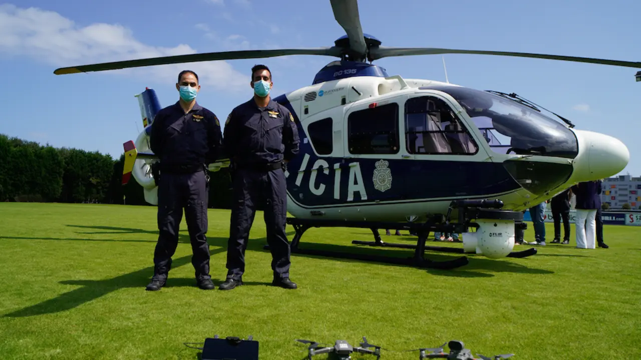 Agentes de la Polic&iacute;a junto al helic&oacute;ptero y los drones. / hardy