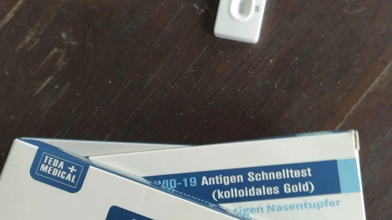 Cajas y test antigenos de las farmacias. / ALERTA