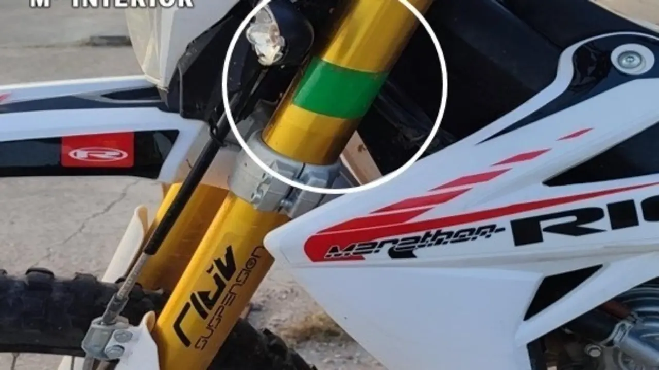Pegatina de la ITV correspondiente a otro veh&iacute;culo en la motocicleta.