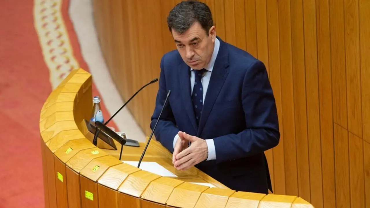 Archivo - El conselleiro de Cultura, Educaci&oacute;n e Universidade, Rom&aacute;n Rodr&iacute;guez, presenta en el pleno el proyecto de Ley de reconocimiento de la Universidad Intercontinental de la Empresa