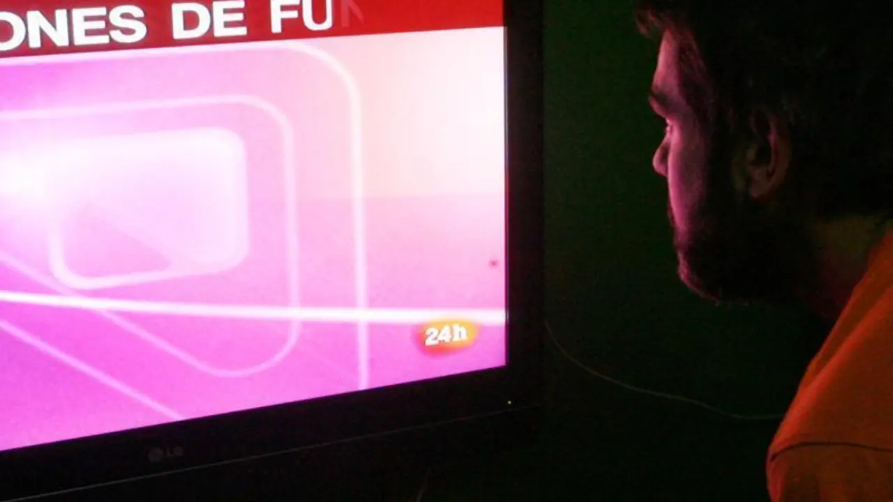 Archivo - Imagen de archivo de una persona viendo la televisi&oacute;n