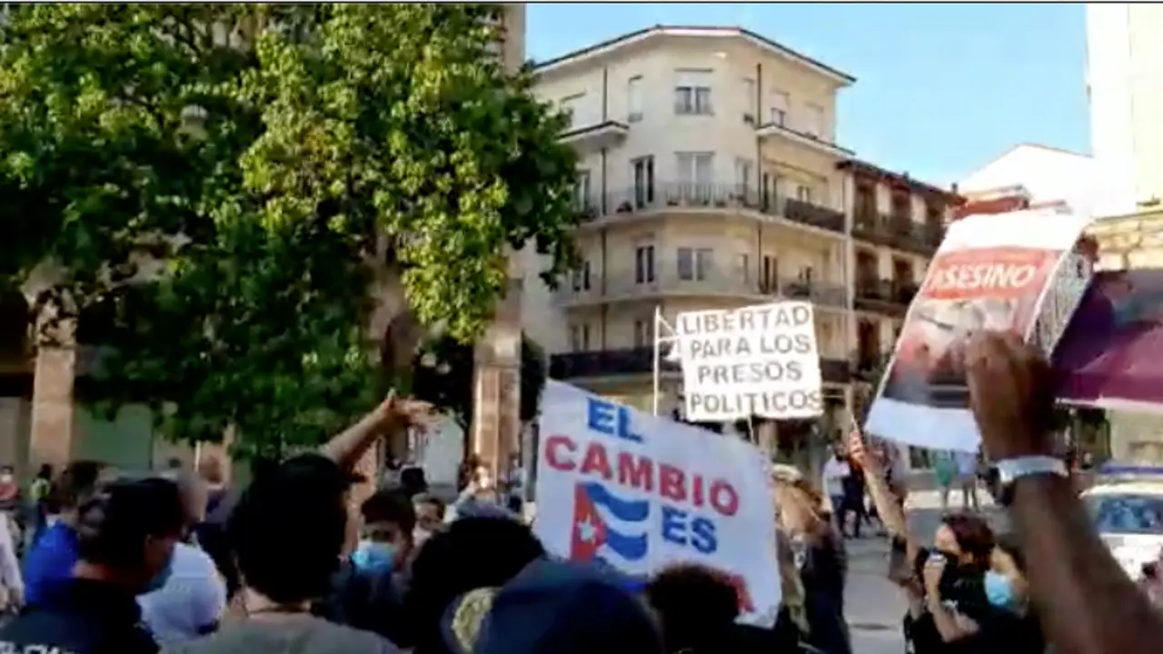 Manifestaci&oacute;n en Torrelavega en favor del pueblo cubano. / S. D&Iacute;AZ