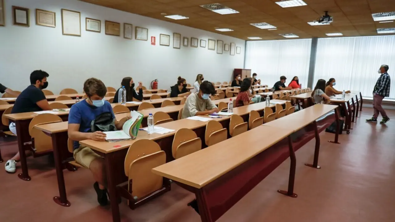 Un grupo de estudiantes hacen un examen en la Comunidad de Madrid.