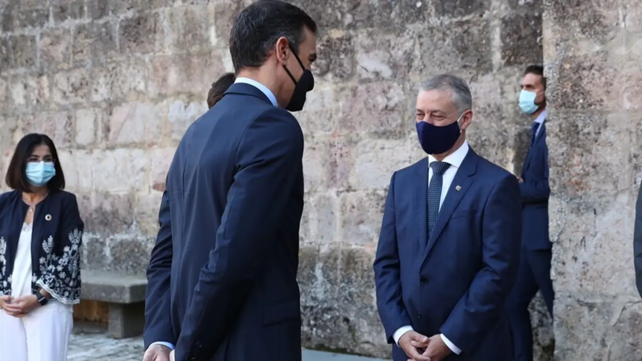 Archivo - El presidente del Gobierno, Pedro S&aacute;nchez, saluda al lehendakari I&ntilde;igo Urkullu (d), a su llegada al Monasterio de Yuso antes de participar en la XXI Conferencia de Presidentes en San Mill&aacute;n de la Cogolla, La Rioja, a 31 de julio de 2020