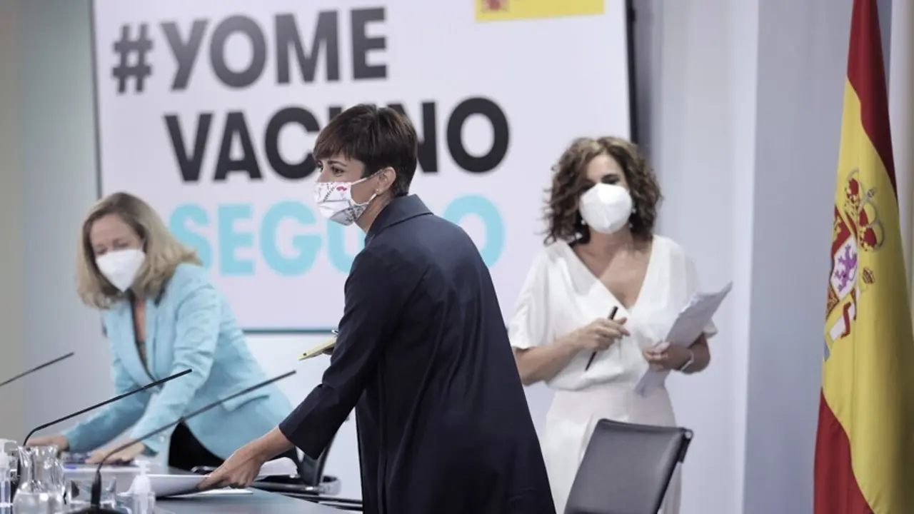 (I-D) La vicepresidenta primera del Gobierno y ministra de Asuntos Econ&oacute;micos y Transformaci&oacute;n Digital, Nadia Calvi&ntilde;o; la ministra de Pol&iacute;tica Territorial y portavoz del Gobierno, Isabel Rodr&iacute;guez; y la ministra de Hacienda y Funci&oacute;n P&uacute;blica, Mar&iacute;a Jes&uacute;s 