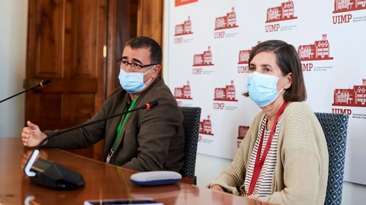 El catedr&aacute;tico Xavier Bonal y la rectora de la UIMP, Mar&iacute;a Luz Mor&aacute;n, en rueda de prensa.