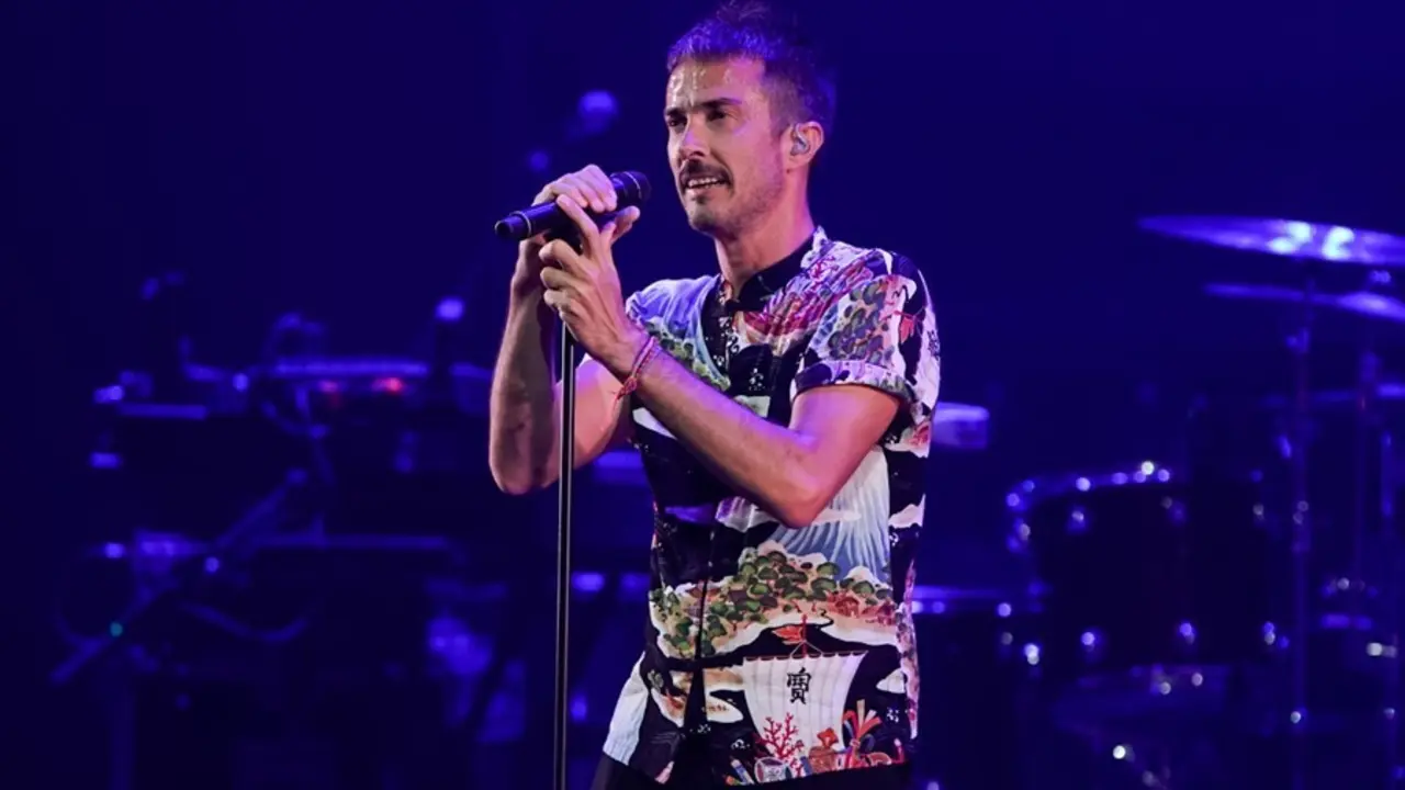 El cantante de Vetusta Morla, Pucho, durante su actuaci&oacute;n en el Teatro Real de Madrid.