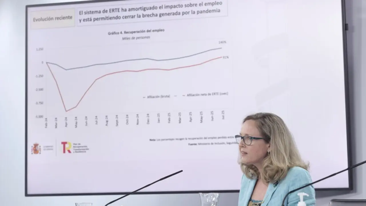 La vicepresidenta primera del Gobierno y ministra de Asuntos Econ&oacute;micos y Transformaci&oacute;n Digital, Nadia Calvi&ntilde;o, interviene en una rueda de prensa posterior al Consejo de Ministros celebrado en Moncloa, a 27 de julio de 2021, en Madrid (Espa&ntilde;a). 